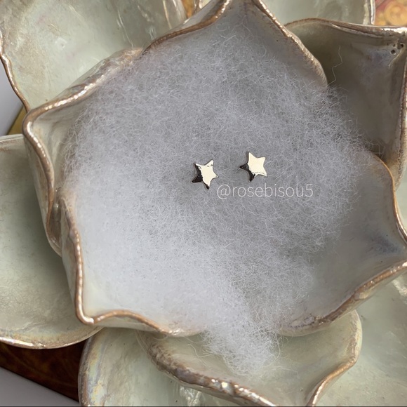 🌟🆕 Dainty Silver Star Stud Earrings - Picture 3 of 5